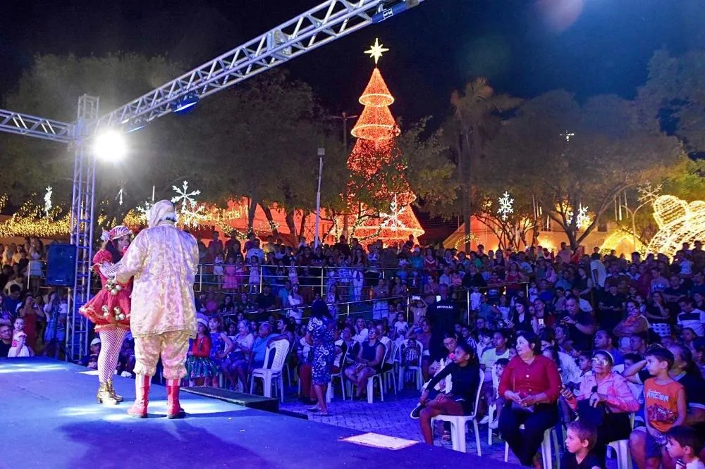 Patos entra oficialmente no clima do “Natal da Gente” 2025 com desfile, iluminação da praça e espetáculo natalino