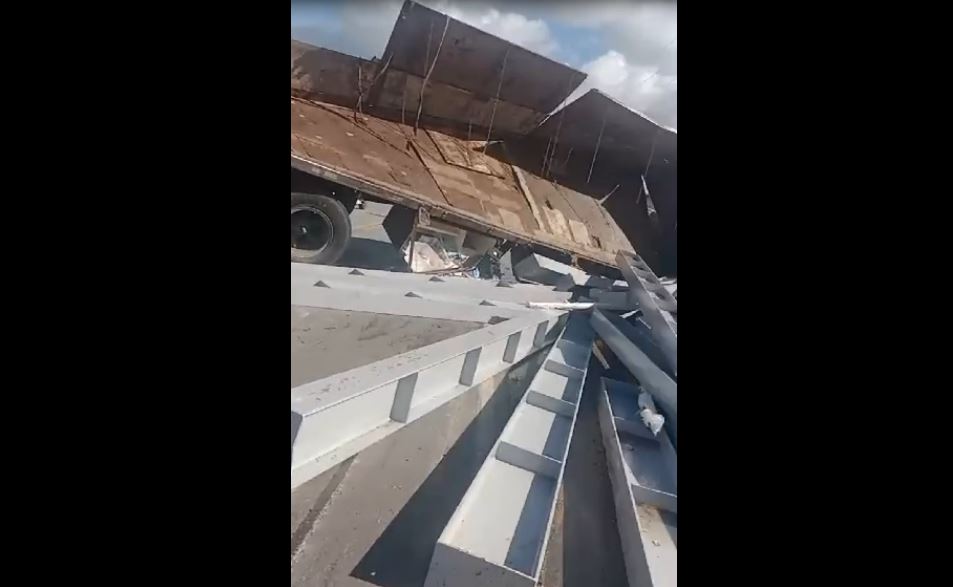 VÍDEO: Caminhão carregado com postes tomba na PB-138, próximo a Campina Grande