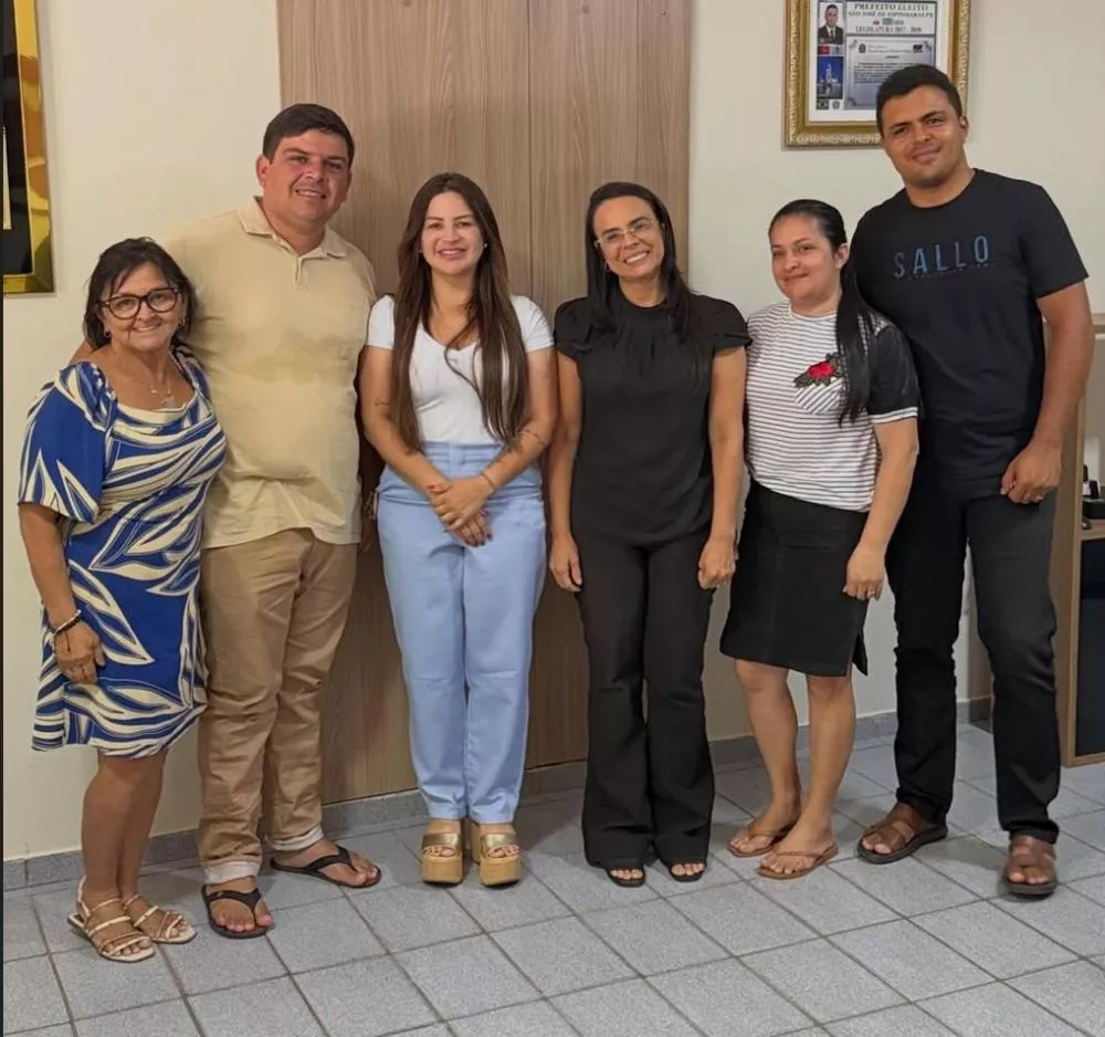 Prefeita Thaise Gomes homenageia a vereadora Francisca Bezerra, falecida recentemente, e convida seu filho para assumir secretaria