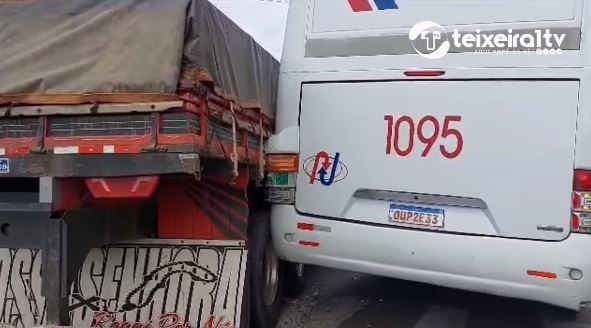 Caminhão e ônibus da Nacional se envolvem em acidente no centro da cidade de Teixeira