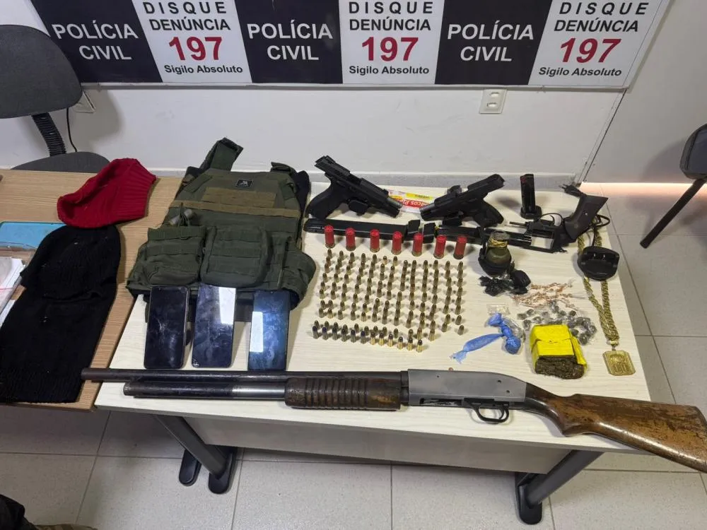 Polícia encontra acampamento criminoso com armas, munições e granada em área de mata em Bayeux