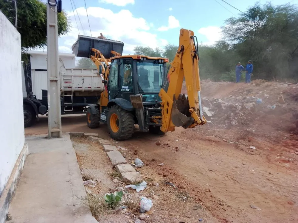 Serviços públicos da Prefeitura de Patos avançam com ações em vários bairros nesta quarta-feira