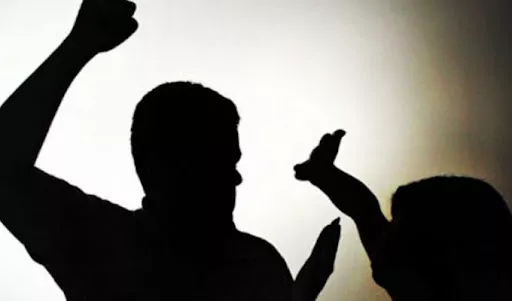 Irmão é preso após agredir a própria irmã por causa de lâmpada acesa, em Tavares