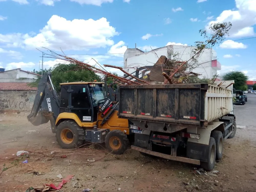 Seinfra intensifica ações de limpeza urbana e manutenção da iluminação pública nesta sexta-feira (21)