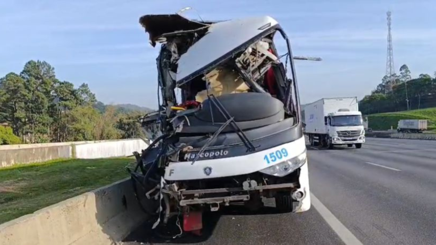 Tragédia: Grave acidente entre ônibus e caminhão deixa ao menos 49 feridos na madrugada deste sábado (22).