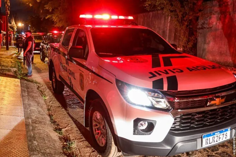 Jovem, de 21 anos, foi morto a tiros enquanto pilotava uma moto, na noite do domingo (23)