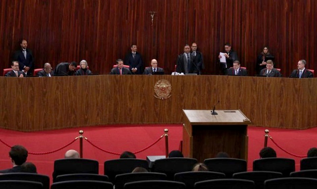 Placar no TSE está em 3 a 1 para tornar Bolsonaro inelegível; julgamento será retomado amanhã