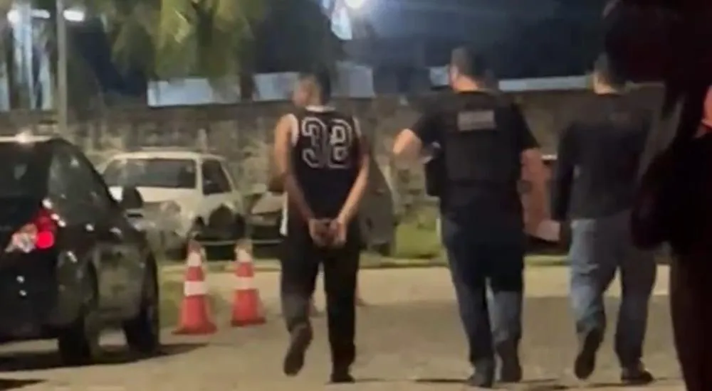 Homem é preso após quebrar celular da companheira por suspeita de traição em João Pessoa