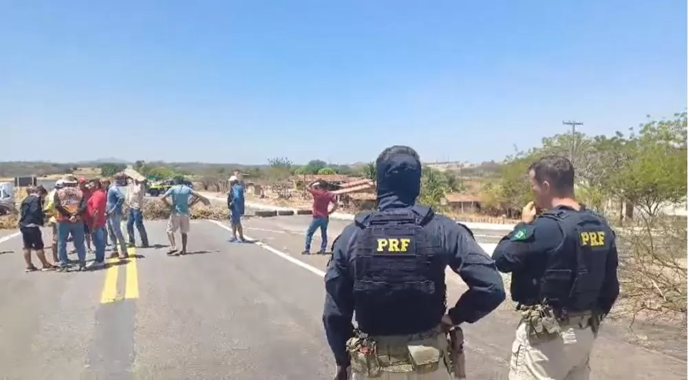 Manifestantes mantêm bloqueio na BR-230 e cobram ação da AESA sobre manobra hídrica