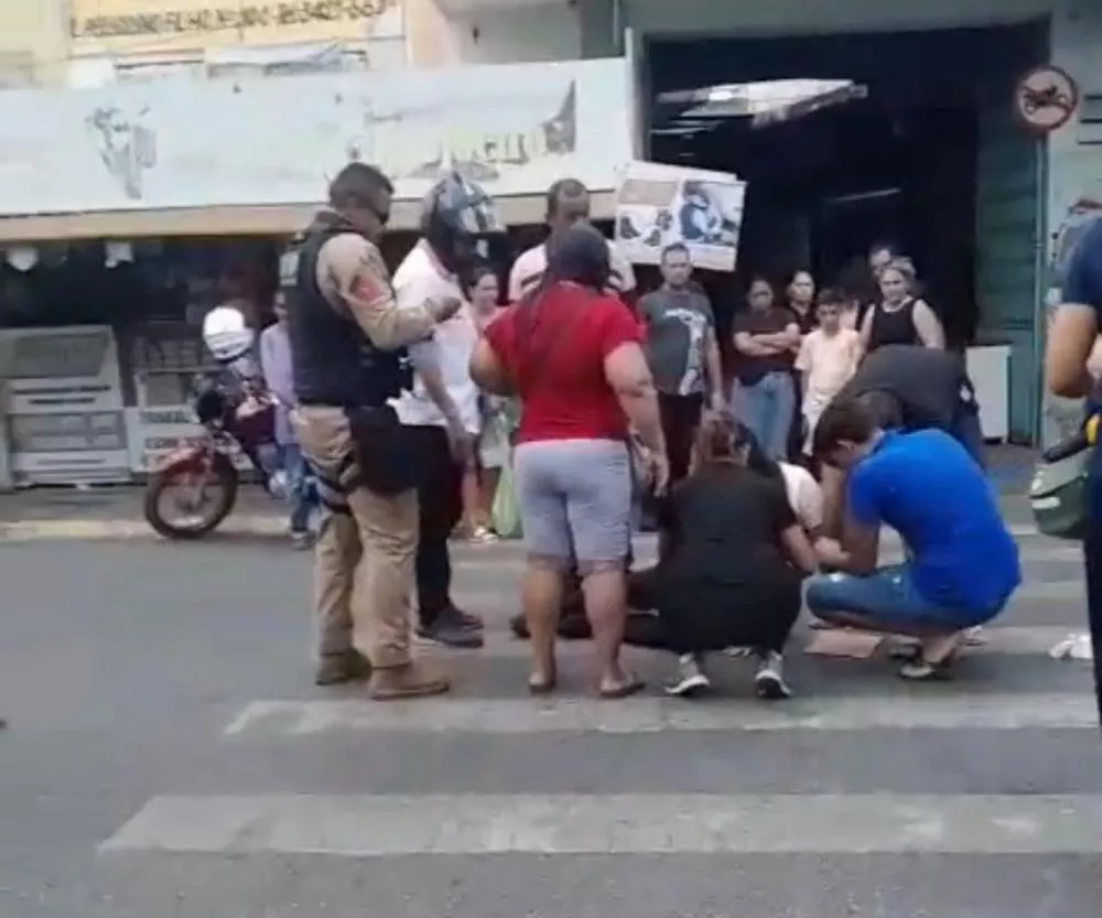 Mulher é atropelada ao atravessar faixa de pedestres no Centro de Patos