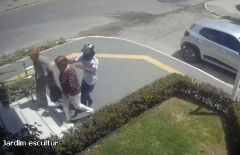 Idosas são assaltadas em frente a clínica e têm joias levadas por criminosos, em João Pessoa - Video