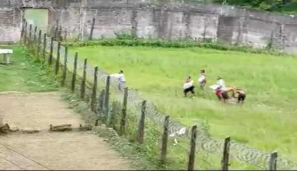 Vídeo: Homens jogam 'encomendas' para presos na Barreto Campelo