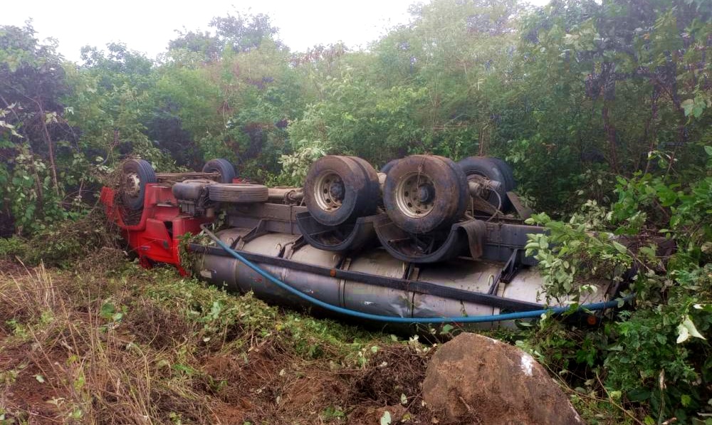 Motorista fica ferido após caminhão com leite tombar na saída de Brejinho-PE para Teixeira