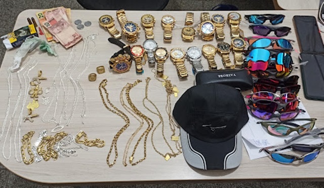 Vídeos: Polícia Militar prende suspeitos e recupera material roubado de loja no alto sertão da PB