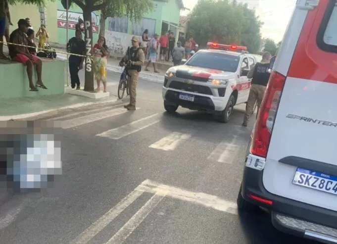 Jovem de 22 anos é morto a tiros na porta de sua casa em Patos