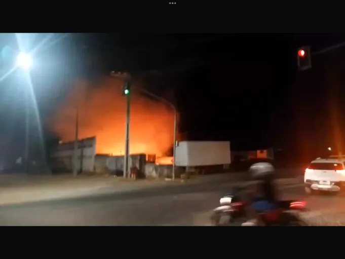 Incêndio no antigo Posto O Carreteiro mobiliza bombeiros em Patos. Vídeo