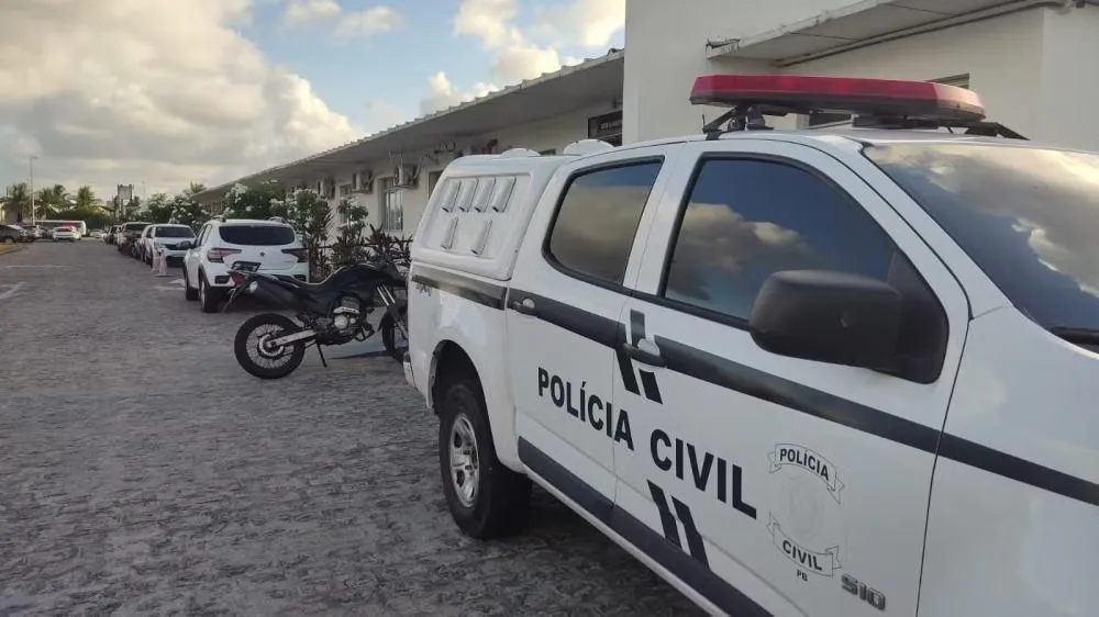 Suspeito pula do segundo andar para fugir da PM e é preso com pistola, drogas e drones em João Pessoa