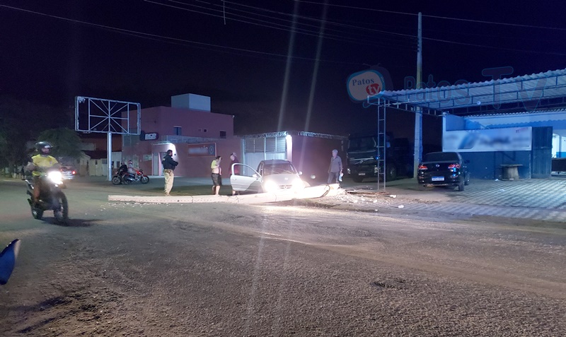 Vídeo: Veículo Celta colide com poste na rua Lima Campos, após perseguição da PRF