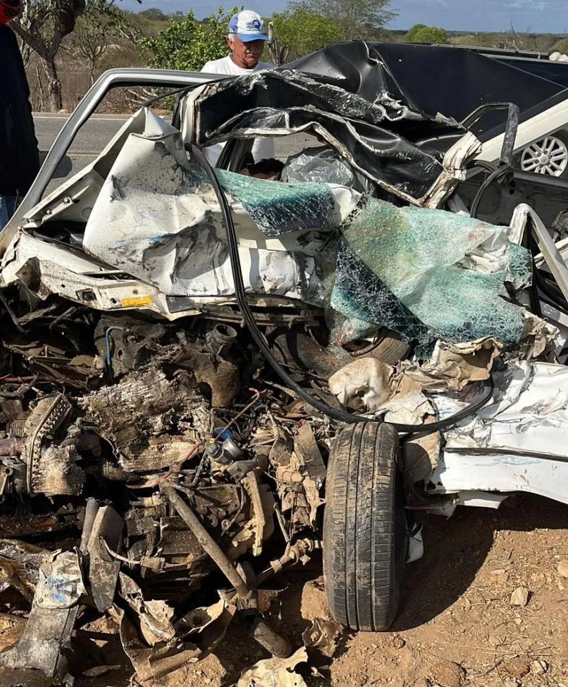 VÍDEO: Jovem e idoso morrem em acidente envolvendo carreta, caçamba e carro, na Paraíba