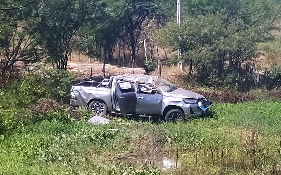 Duas pessoas, entre elas um adolescente de 12 anos, ficam feridas após caminhonete capotar na BR-230, próximo à São Mamede