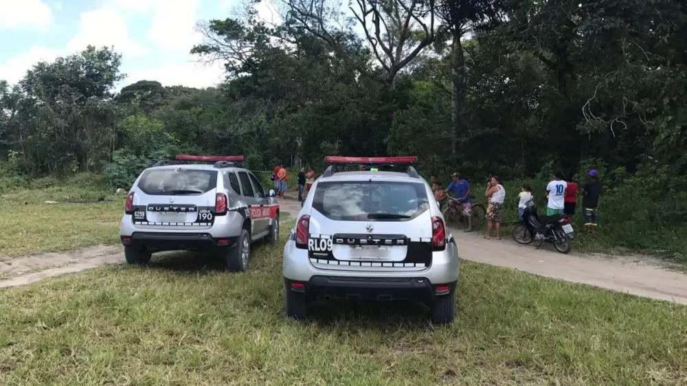 Homem é encontrado morto com facadas, tiros e quase decapitado no Conde