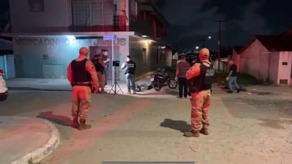 Homem é morto com tiros na cabeça e outro baleado durante ataque na madrugada deste sábado (13) em João Pessoa