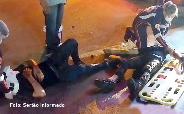 Dupla em moto fica ferida após colidir com cachorro na cidade de Sousa