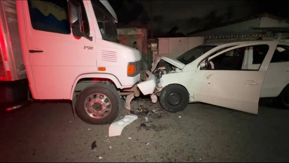 Jovem morre após colidir com caminhão-baú estacionado em João Pessoa