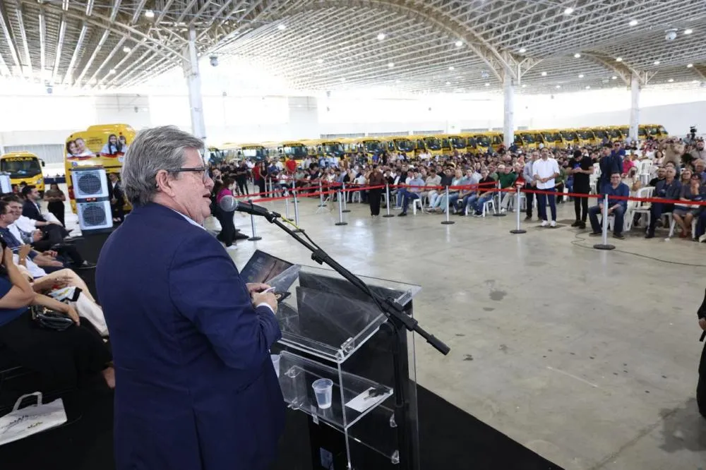João Azevêdo entrega mais 78 ônibus escolares e fortalece segurança e conforto no transporte de estudantes 