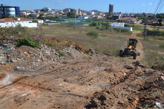  Prefeitura de Patos abre via interligando zona norte ao centro e acaba com pontos de descarte irregular de lixo