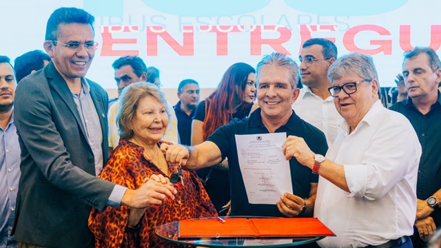 Deputada Francisca Motta garante cinco novos ônibus escolares para o Sertão 