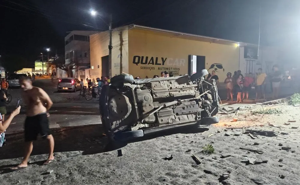 VÍDEOS: Carro derruba muro de casa e capota em acidente cinematográfico em Patos; motorista fugiu do local