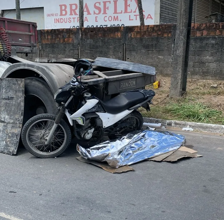 Mulher morre após bater moto na traseira de carreta, em João Pessoa