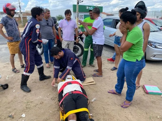 Motoqueiro quebra a perna após colisão com carro no Bivar Olinto, em Patos