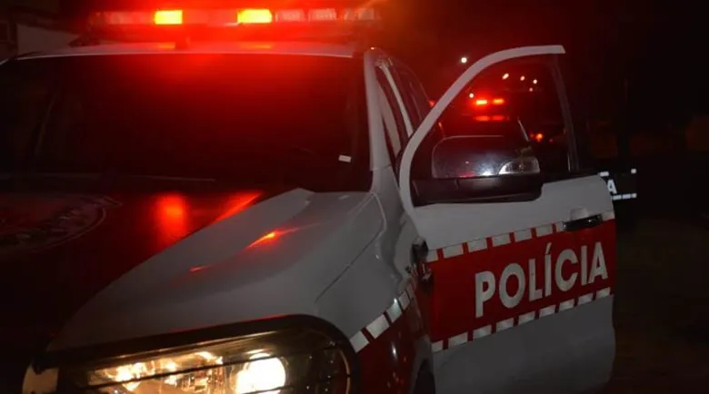 Criminosos armados invadem residência e roubam caminhonete no Sertão da Paraíba