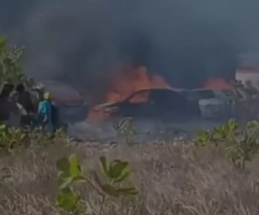 VÍDEO: Incêndio deixa cerca de dez carros queimados durante procissão na tarde deste domingo(21) - Saiba mais 