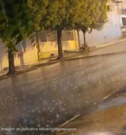 Vídeos: Noite de Domingo com Chuvas por todo o Vale do Piancó