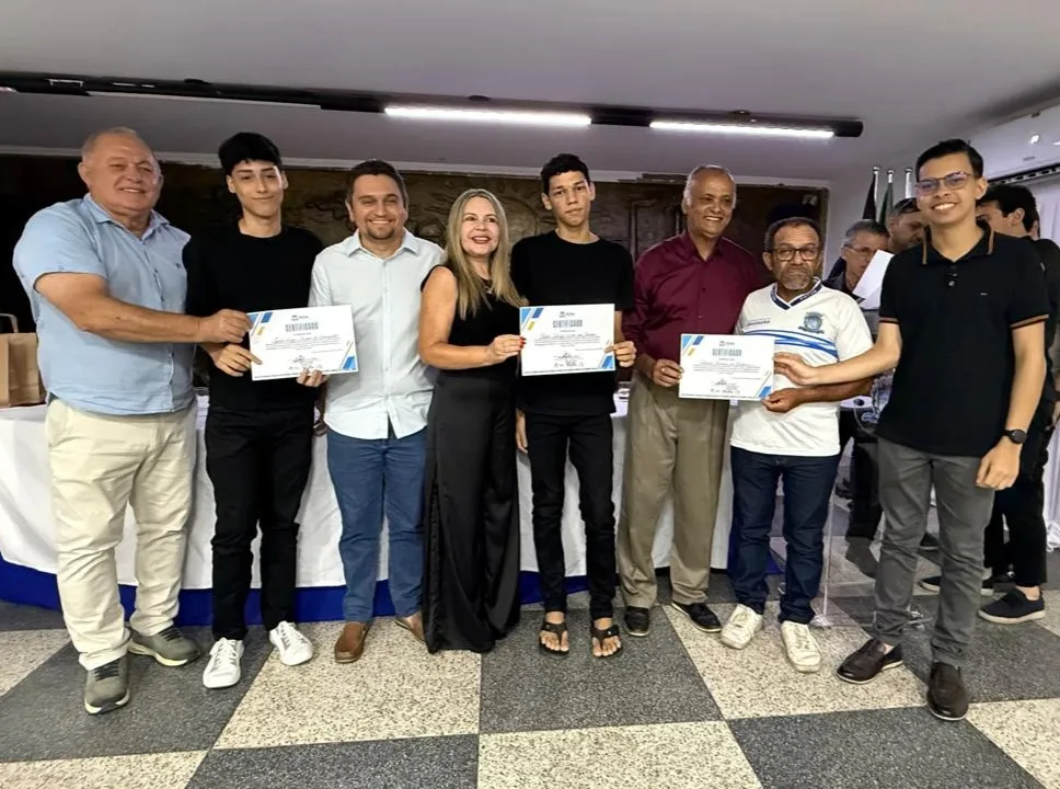 Parceria entre Juventude, Educação e ONG certifica alunos do EJA e concluintes de curso de barbearia em Patos