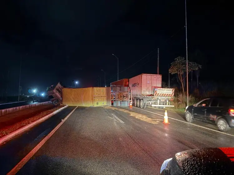 Carreta tomba na BR-101 na noite da terça-feira (23), e rodovia é interditada 