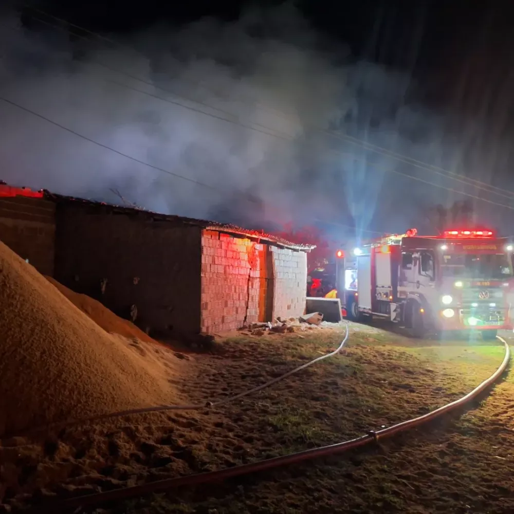 Incêndio atinge depósito de arroz durante a madrugada deste domingo (28) no sertão da paraiba 