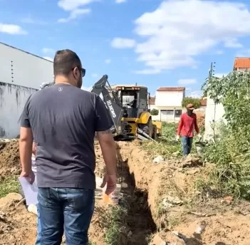 Vereador Héber Tiburtino acompanha início de projeto de saneamento na Rua Professor José Araújo, em Patos 