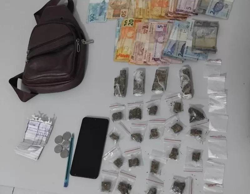 Polícia Militar apreende drogas e dinheiro durante abordagem a suspeitos em Patos
