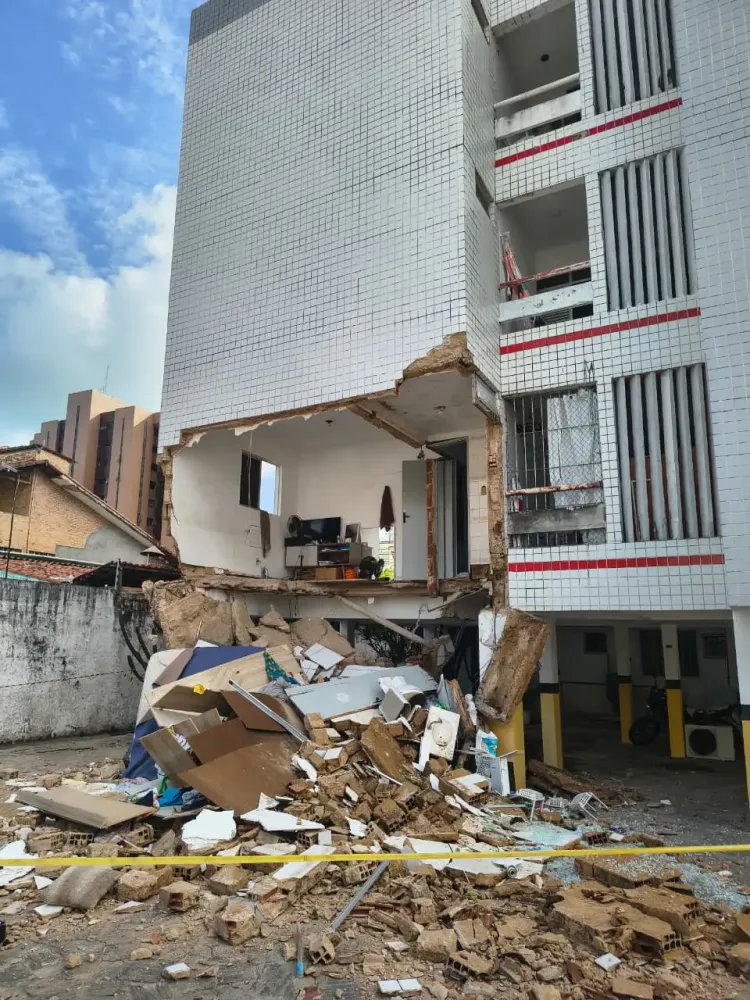 Prédio é interditado após apartamento desabar na manhã desta quinta-feira (1)