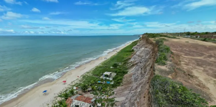 Homem é encontrado morto na Praia do Sol e perícia aponta queda da barreira