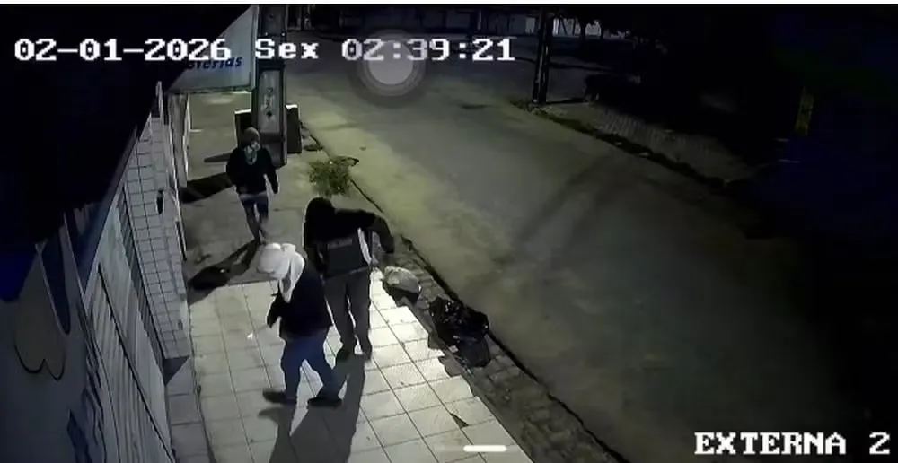Trio é suspeito de arrombar casa lotérica e roubar mais de R$ 12 mil, em Campina Grande
