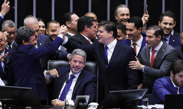 Câmara conclui votação da reforma tributária 