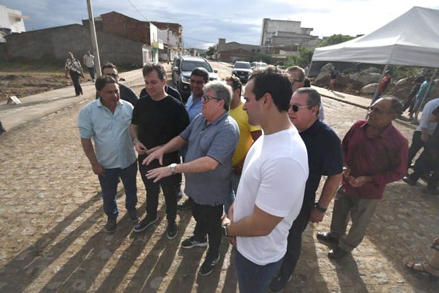 João Azevêdo inaugura prédio da Empaer e inspeciona obras de educação e infraestrutura em Itaporanga 