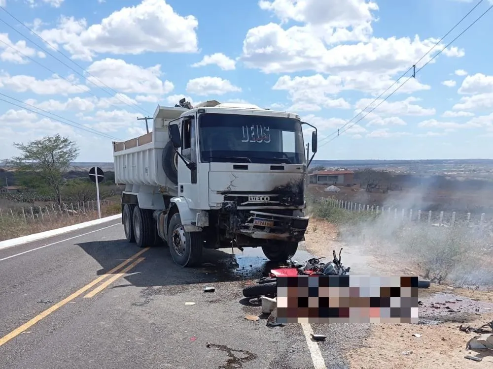 Jovem morre carbonizado após bater moto em caminhão em rodovia da Paraíba