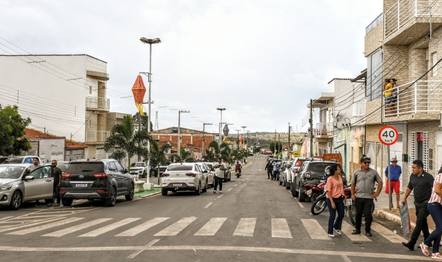 João Azevêdo inaugura travessias urbanas e visita obras de educação em Santana dos Garrotes, Nova Olinda e São José de Caiana 