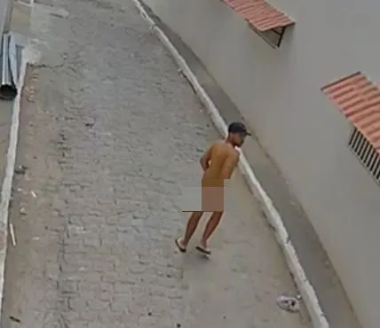 Suspeito foge nu pelas ruas durante perseguição policial, mas é preso por tráfico de drogas, na Paraíba